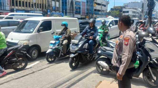 
					Patko 1013 Polsek Metro Gambir Lakukan Pemantauan Arus Lalu Lintas di Jalan Suryopranoto Imbas Penutupan Jalan Merdeka Selatan