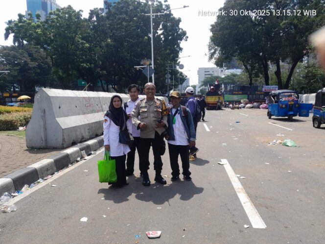
					Pasca Aksi Unjuk Rasa Guru di Monas Selatan, Polisi dan Petugas Gabungan Bergerak Cepat Pulihkan Situasi — Jakarta Kembali Kondusif