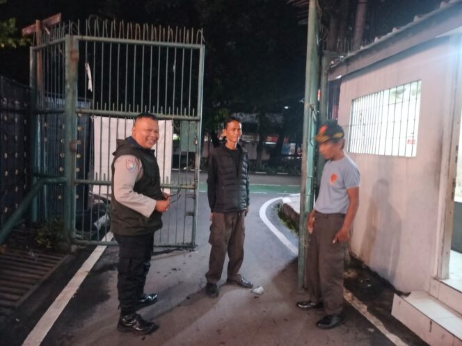 
					Bhabinkamtibmas Duri Pulo Sambangi Satkamling RW 01, Ajak Warga Aktif Jaga Keamanan Lingkungan