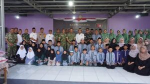 Danrem 052/Wkr Pimpin Bakti Sosial, Tebar Kasih dan Motivasi di Dua Yayasan Yatim