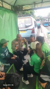 Bhabinkamtibmas Kampung Bali Sambangi Pengemudi Ojol Tingkatkan Cooling System di Pangkalan Ojol Stasiun KA Tanah Abang
