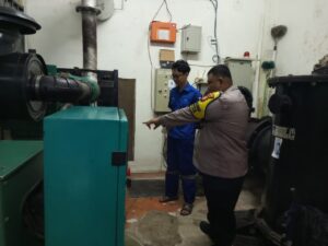 Bhabinkamtibmas Petamburan Cek Rumah Pompa Jati Pinggir, Cek Kesiapsiagaan Petugas dan Alat