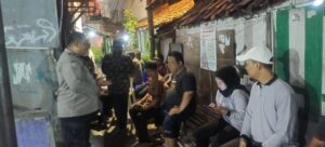 Bhabinkamtibmas Petamburan Sambangi Pos Siskamling RW 07, Ingatkan Warga Antisipasi Kerawanan Wilayah