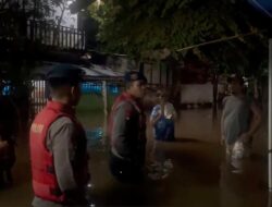 Tim SAR Brimob Polda Metro Jaya Evakuasi dan Berikan Bantuan Pelayanan Kepada Warga Di lokasi Banjir