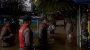 Tim SAR Brimob Polda Metro Jaya Evakuasi dan Berikan Bantuan Pelayanan Kepada Warga Di lokasi Banjir