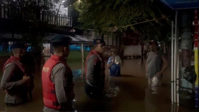 
					Tim SAR Brimob Polda Metro Jaya Evakuasi dan Berikan Bantuan Pelayanan Kepada Warga Di lokasi Banjir
