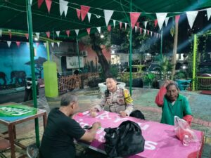 Bhabinkamtibmas Kebon Kosong Jalin Komunikasi Akrab dengan Ketua RW Bahas Antisipasi Tawuran dan Curanmor