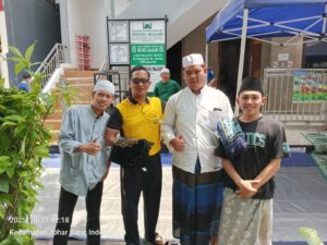 Dekatkan Diri dengan Warga, Bhabinkamtibmas Kampung Rawa Laksanakan Sholat Jum’at Keliling di Masjid Shulhul Majami