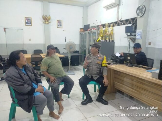 
					Aiptu Baktiar Bhabinkamtibmas Galur Sambangi Poskamling RW 02, Imbau Pengurus Wilayah Tingkatkan Kewaspadaan