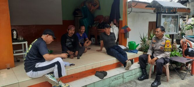 
					Dekatkan Diri ke Warga, Bhabinkamtibmas Sambangi Tomas dan Warga RT 10/13 Kebon Melati Ajak Jaga Jakarta