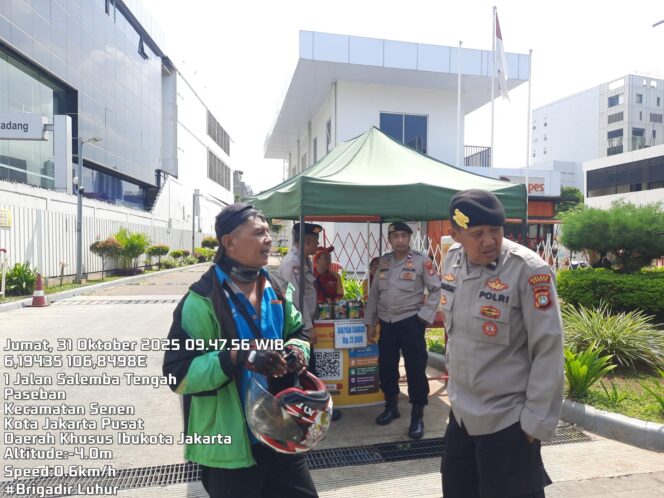 
					Patroli Samapta Senen Sambangi SPBU Shell Kramat Raya, Sampaikan Pesan Kamtibmas kepada Warga