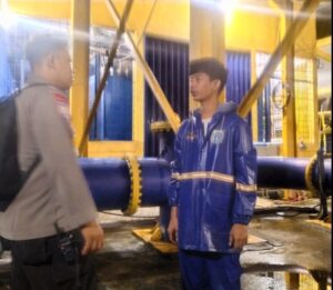 Hujan Yang Melanda Jakarta Sore Hari, Bhabinkamtibmas Benhil Cek Genangan Air dan Rumah Pompa Air
