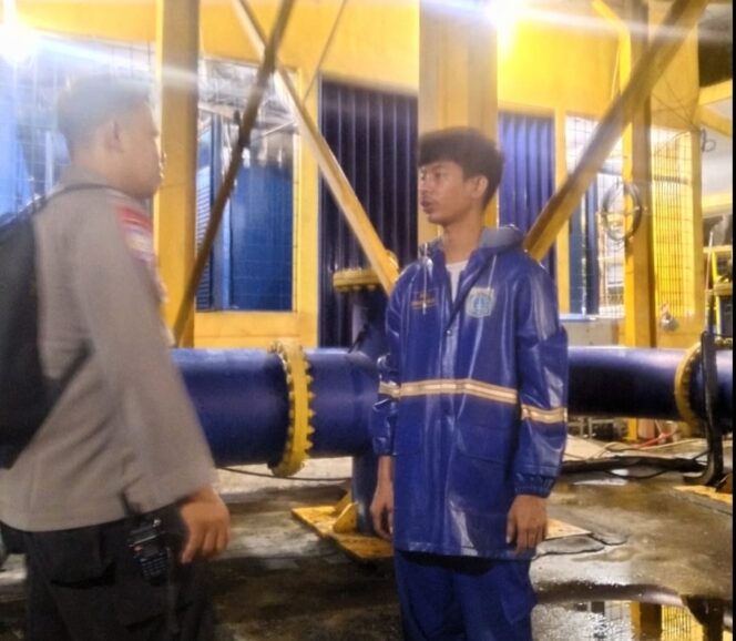 
					Hujan Yang Melanda Jakarta Sore Hari, Bhabinkamtibmas Benhil Cek Genangan Air dan Rumah Pompa Air
