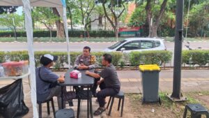 Bhabinkamtibmas Gelora Sambangi Pedagang Kuliner GBK Sebagai Cooling System