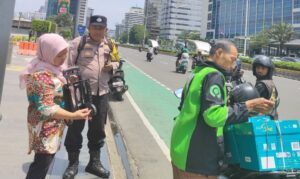 Bhabinkamtibmas Gondangdia Patroli Dialogis di Jalan MH. Thamrin, Imbau Warga Waspada Jambret dan Copet