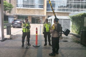 Bhabinkamtibmas Gondangdia Patroli Dialogis di The Plaza Office Tower, Tegaskan Pentingnya Kewaspadaan Kamtibmas