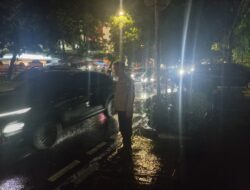 Hujan Yang Melanda Jakarta, Bhabinkamtibmas Kebon Kacang Lakukan Peninjauan Genangan Air dan Pohon Tumbang