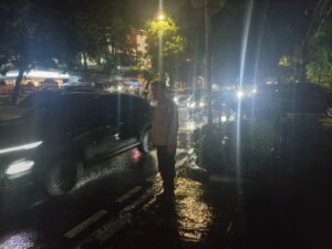 Hujan Yang Melanda Jakarta, Bhabinkamtibmas Kebon Kacang Lakukan Peninjauan Genangan Air dan Pohon Tumbang
