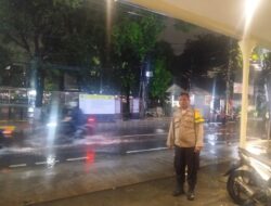 Bhabinkamtibmas Cideng Cek Genangan Air Pasca Hujan, Pastikan Akses Jalan Aman Dilalui Warga