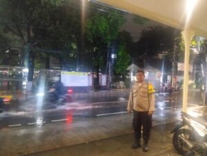 Bhabinkamtibmas Cideng Cek Genangan Air Pasca Hujan, Pastikan Akses Jalan Aman Dilalui Warga