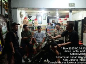 Bhabinkamtibmas Sambangi Satkamling RW 09 Kebon Kacang, Pastikan Kamtibmas Kondusif