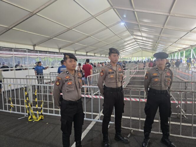 
					Polri Bantu Pengamanan Kegiatan Penukaran Tiket Konser Blackpink di Plaza Tenggara Senayan