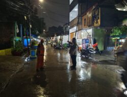 Bhabinkamtibmas Bersama PPSU Lakukan Peninjauan Genangan Air dan Pohon Tumbang di Wilayah Petamburan