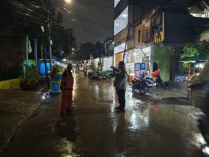 Bhabinkamtibmas Bersama PPSU Lakukan Peninjauan Genangan Air dan Pohon Tumbang di Wilayah Petamburan