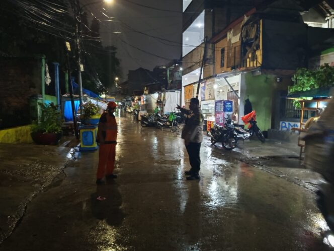 
					Bhabinkamtibmas Bersama PPSU Lakukan Peninjauan Genangan Air dan Pohon Tumbang di Wilayah Petamburan