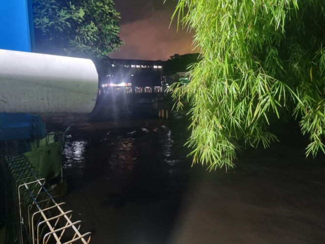 
					Polri Lakukan Peninjauan Genangan Air, Pohon Tumbang dan Pengecekan Pompa Air Rusun Karet Tengsin