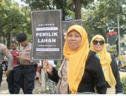 Ratusan Ahli waris Almarhum Da’am bin Nasairin Geruduk Gedung DPRD DKI Jakarta