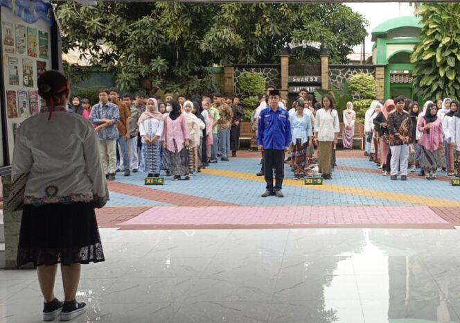 
					Di Hari Guru ke 80, Para Orang Tua Murid dan Komite Sekolah di SMAN 53 Jakarta Jadi Petugas Upacara