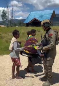 Satgas Damai Cartenz dan Polres Paniai Lakukan Patroli Humanis serta Baksos di Distrik Bibida