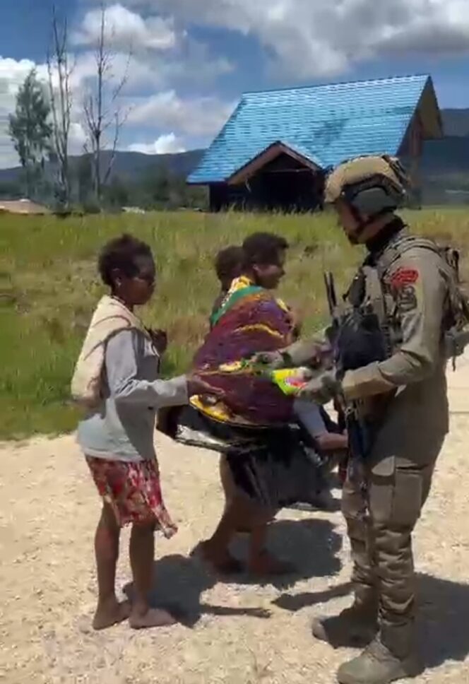
					Satgas Damai Cartenz dan Polres Paniai Lakukan Patroli Humanis serta Baksos di Distrik Bibida