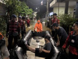 Brimob Polda Metro Jaya Laksanakan Patroli SAR Antisipasi Banjir dan Bantu Evakuasi Warga di Pondok Aren