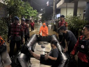 Brimob Polda Metro Jaya Laksanakan Patroli SAR Antisipasi Banjir dan Bantu Evakuasi Warga di Pondok Aren
