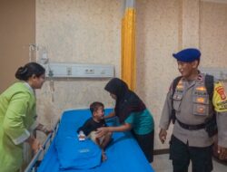 Bhabinkamtibmas Polair Evakuasi Balita Sakit Hernia di Muara Gembong, Dioperasi di RS Polri
