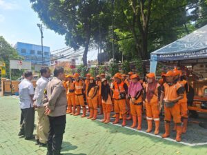 Bhabinkamtibmas Pegangsaan Ajak PPSU Bersinergi Jaga Kebersihan dan Keamanan Lingkungan