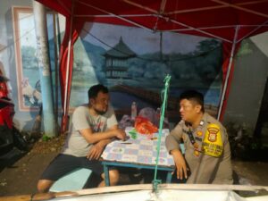 Bhabinkamtibmas Kebon Sirih Patroli Malam, Antisipasi Tawuran di Perbatasan Kalipasir Menteng