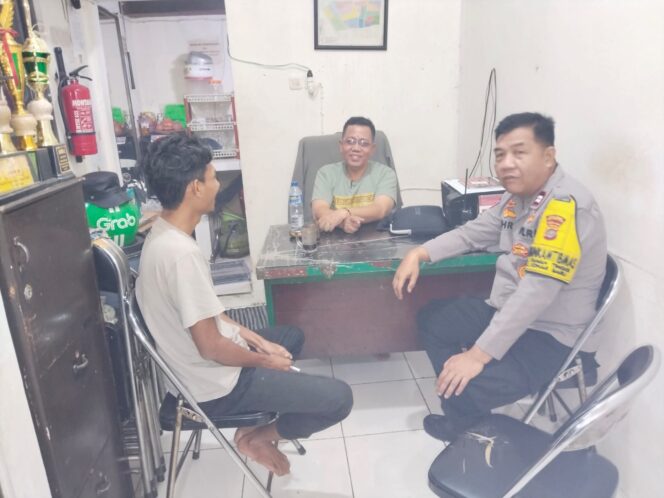 
					Sambang Pos Kampling RW 09 Kel. Tanah Tinggi, Bhabinkamtibmas Ajak Warga Jaga Keamanan Lingkungan