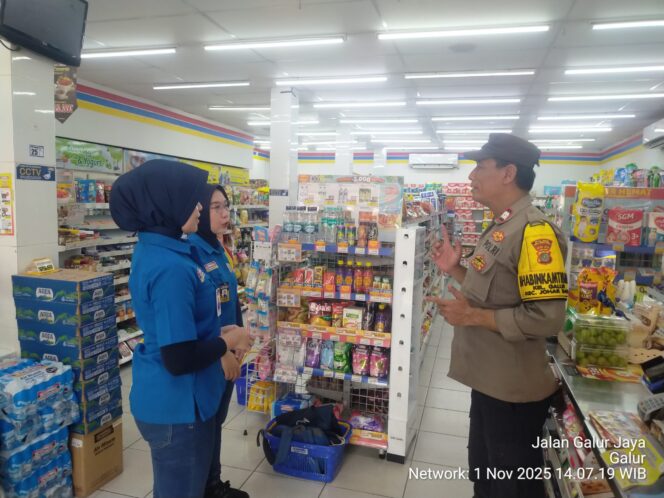 
					Bhabinkamtibmas Galur Laksanakan Sambang dan Cooling System di Alfa Mart