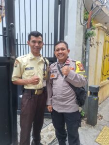 Bhabinkamtibmas Pegangsaan Patroli di PT Ambadar 2, Ajak Security Tingkatkan Pengawasan Cegah Kejahatan