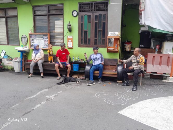 
					Bhabinkamtibmas dan Babinsa Kelurahan Gambir Bersinergi Jaga Keamanan Lingkungan Warga RW 04