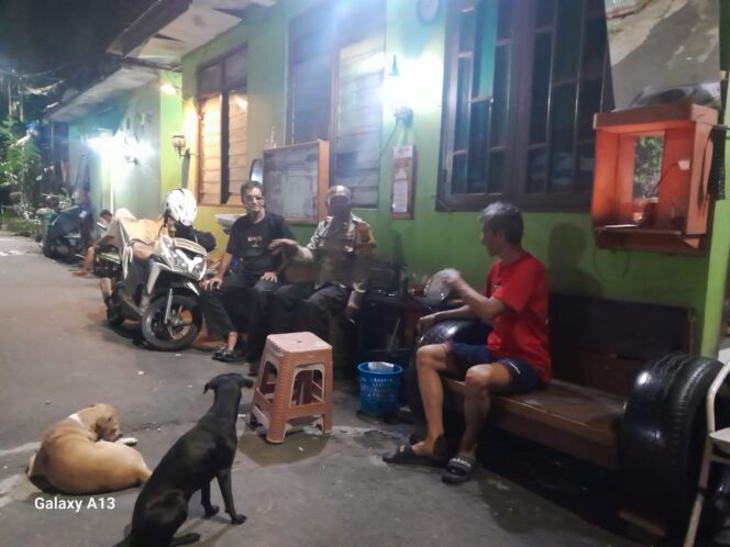 
					Bhabinkamtibmas Kelurahan Gambir Ajak Warga Satkamling Jaga Keamanan dan Kewaspadaan Lingkungan