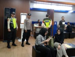 Ciptakan Rasa Aman di Stasiun Gambir, Polsek Metro Gambir Laksanakan Patroli Dialogis Bersama Pihak KAI