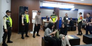 Ciptakan Rasa Aman di Stasiun Gambir, Polsek Metro Gambir Laksanakan Patroli Dialogis Bersama Pihak KAI