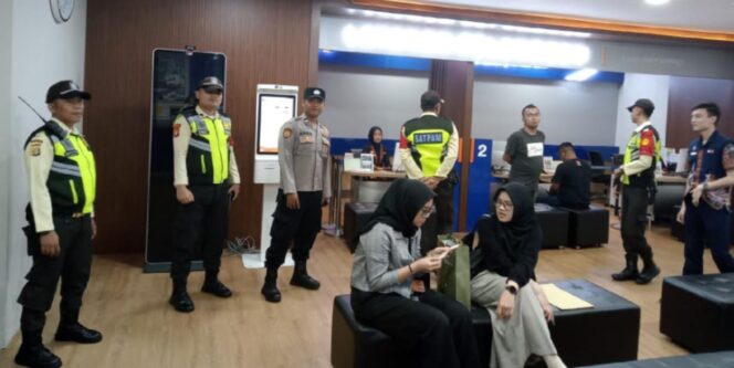 
					Ciptakan Rasa Aman di Stasiun Gambir, Polsek Metro Gambir Laksanakan Patroli Dialogis Bersama Pihak KAI
