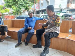 Bhabinkamtibmas Kebon Kacang Sambangi Petugas Keamanan, Imbau Agar Tingkatkan Keamanan