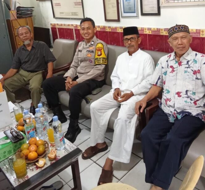 
					Dekatkan Diri dengan Tomas dan Warga, Polisi Sampaikan Imbauan di RT 10/17 Kebon Melati