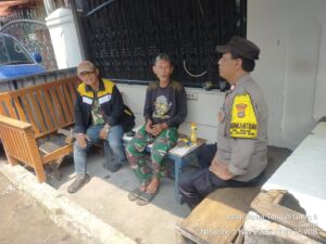 Hadir di Wilayah, Bhabinkamtibmas Galur Sapa dan Imbau Warga Ciptakan Lingkungan Aman